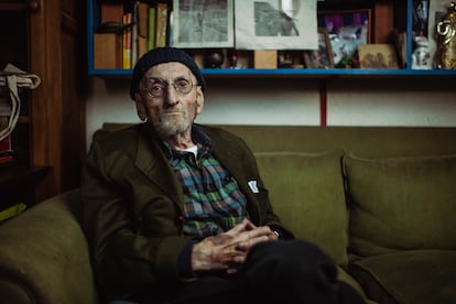 El escritor Álvaro Pombo, Premio Cervantes de 2024, fotografiado en su casa en Madrid en enero de 2023.