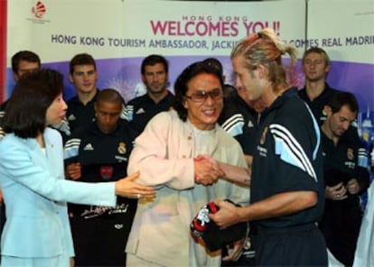 Jackie Chan saluda a David Beckham en la visita que el actor ha hecho al Real Madrid en Hong Kong.