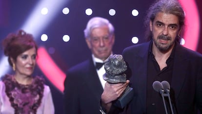 Elvira Lindo y Mario Vargas Llosa (en segundo plano), tras entregar el Goya a Fernando León de Aranoa, en 2016.