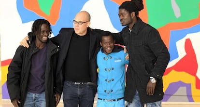 Àlex Rigola con algunos de los personajes que intervienen en “Migranland”.