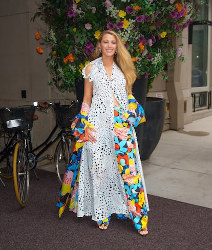 Este complicado 'look' que mezcla los lunares con el estampado floral pertenece a la colección resort de John Rogers 2025.