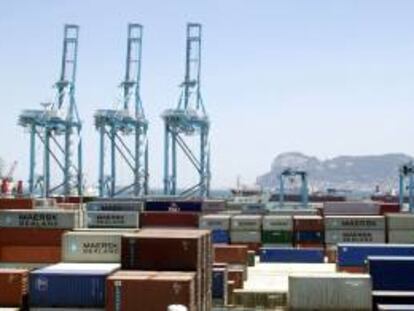 Grúas y contenedores en el puerto de Algeciras (Cádiz). EFE/Archivo