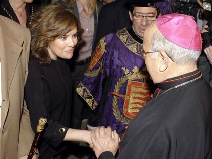 Sáenz de Santamaría saluda al arzobispo Blázquez.