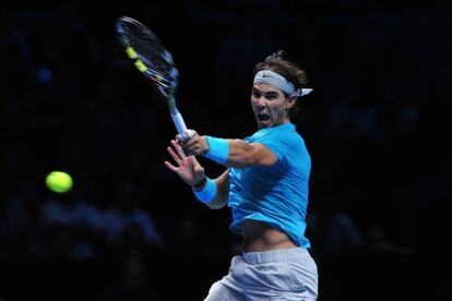 Nadal devuelve una pelota durante el partido.