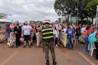 Los simpatizantes de Lula esperan el acceso al lugar donde se realizará la ceremonia de posesion.