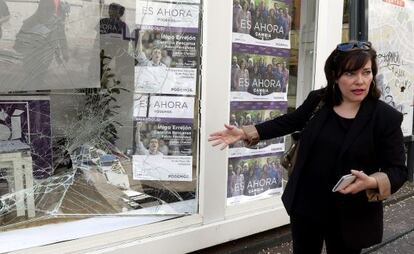La candidata de "Sí se puede Valladolid", marca de Podemos en la ciudad, muestra los desperfectos causados por un ataque la madrugada de ayer en la caseta electoral de la formación en Valladolid.