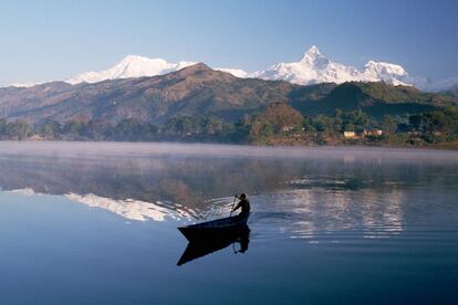 Pokhara, segunda ciudad turística más grande de Nepal, quizá no tenga el encanto histórico de Katmandú, pero lo compensa con creces con una de las ubicaciones más espectaculares del país. Contemplar el reflejo del Machhapuchhare y el Annapurna (en la foto) al amanecer en las aguas tranquilas del lago Phewa es inolvidable.