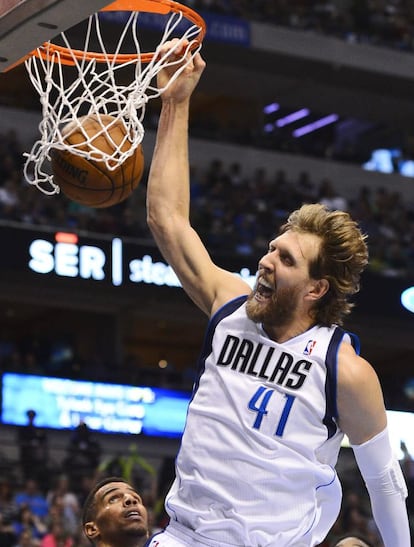 Dirk Nowitzki machaca el aro en el encuentro ante Oklahoma.