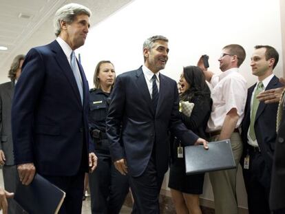 George Clooney (derecha) con el senador John Kerry.