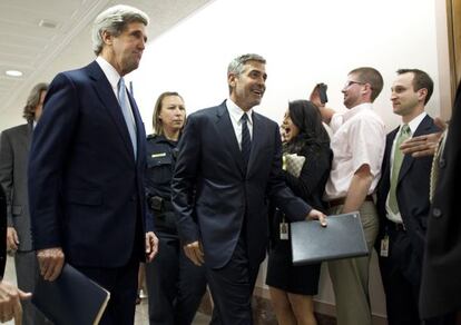 George Clooney (derecha) con el senador John Kerry.