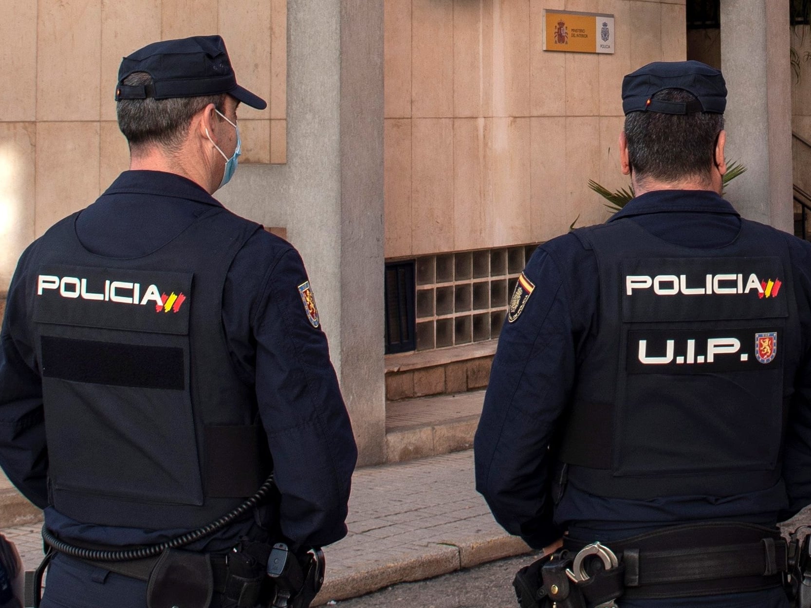Detenidos cuatro policías en Linares en una operación contra