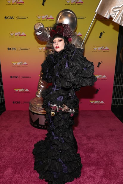 Lady Gaga posó fugazmente para los fotógrafos porque en cuanto recogió su premio de Artista del año se marchó corriendo para dar un concierto en el Madison Square Garden. Su 'look' es de Marc Jacobs.