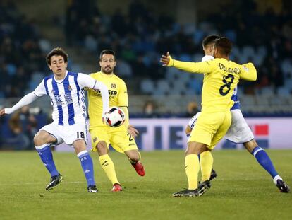 Oyarzabal intenta llevarse el bal&oacute;n.