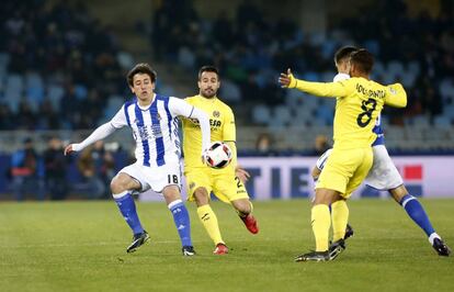 Oyarzabal intenta llevarse el balón.