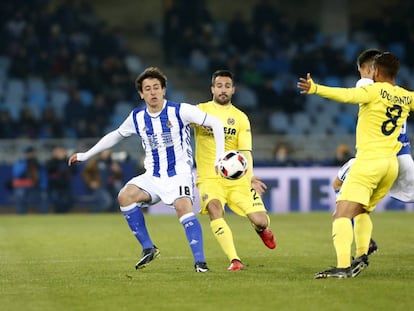 Oyarzabal intenta llevarse el bal&oacute;n.