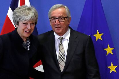 El presidente de la CE, Jean-Claude Juncker, recibe a la primera ministra británica, Theresa May. REUTERS/Yves Herman