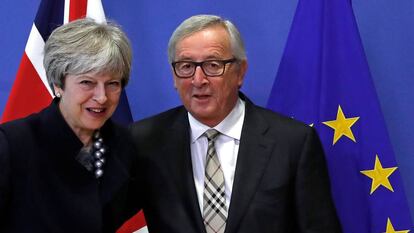 El presidente de la CE, Jean-Claude Juncker, recibe a la primera ministra británica, Theresa May. REUTERS/Yves Herman