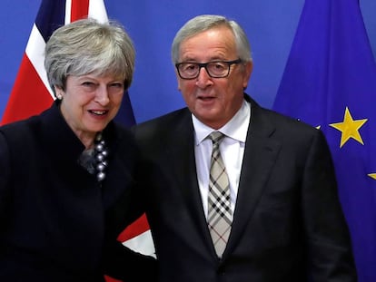 El presidente de la CE, Jean-Claude Juncker, recibe a la primera ministra británica, Theresa May. REUTERS/Yves Herman