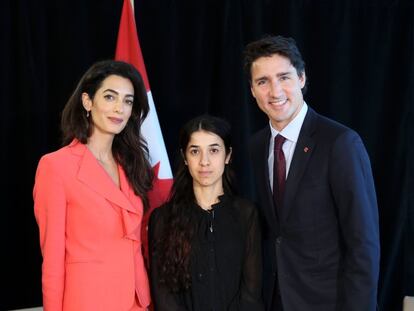 En un encuentro el pasado 19 de septiembre con el primer ministro de Canadá, Justin Trudeau, y su cliente, Nadia Murad, Clooney escogió un conjunto de chaqueta y pantalón de Max Mara (922 euros) que todavía no se encuentra en las tiendas.