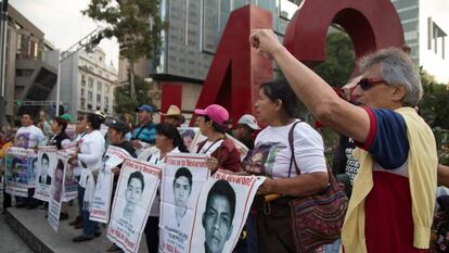 Familiares y compañeros de los 43 normalistas de Ayoztinapa protestan en Ciudad de México.