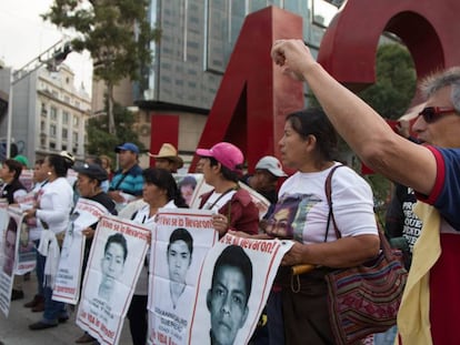 Familiares y compañeros de los 43 normalistas de Ayoztinapa protestan en Ciudad de México.