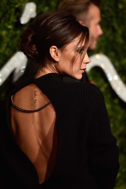 Detalle de la espalda de Victoria Beckham