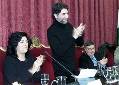 Almudena Grandes, Joaquín Sabina, Miguel Carmona y Luis García Montero, ayer, en la Universidad de Sevilla.