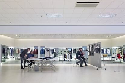 El pulcro y futurista interior de la sede de Inditex contrasta con el paisaje agreste y el caótico urbanismo gallego que la rodea. En la imagen, uno de los departamentos de diseño. Inditex tiene empleados de 30 nacionalidades y su media de edad es de 31.6 años.