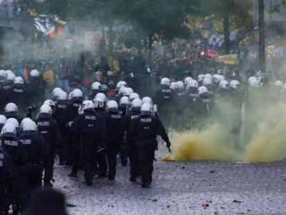 Hay 44 manifestantes detenidos y 111 agentes heridos, según la policía