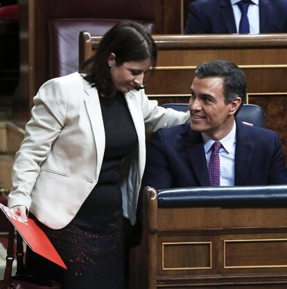 La portavoz del PSOE en el Congreso, Adriana Lastra, habla con el presidente en funciones, Pedro Sánchez, momentos antes del inicio del pleno de investidura.