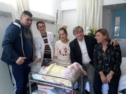 Raïssa Ioana amb els seus pares, personal sanitari i el gerent del Consorci Sanitari de Barcelona, Jaume Estany,
