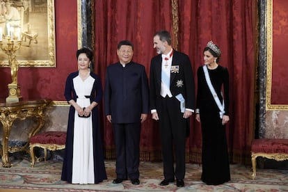 King Felipe VI of Spain (2R), Queen Letizia (R), Chinese president Xi Jinping (2L) and wife Peng Liyuan (L) at the Royal Palace.