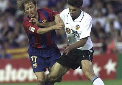 Mendieta, a la izquierda, forcejea con Pellegrino, ayer en Mestalla.