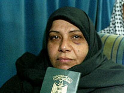 Una mujer iraquí muestra su pasaporte.