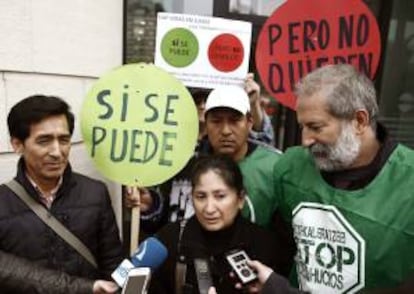 El miembro de la Plataforma de Afectados por la Hipoteca (PAH) de Navarra, Mikel Otazu (d), junto al matrimonio de origen ecuatoriano, Ángel Tapia (i) y María Ordaiz (c), dos vecinos de Ansoáin (Pamplona) en el Juzgado de Primera Instancia número 2 de Pamplona. El juzgado ejecutó la subasta de su casa al no poder afrontar el pago de la hipoteca de la vivienda. EFE/Archivo