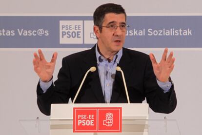 Patxi López, durante su intervención en el comité nacional del PSE, reunido en el palacio Euskalduna de Bilbao.