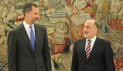 Felipe VI y el presidente del Tribunal Constitucional, Francisco P&eacute;rez de los Cobos, el pasado 21 de julio en el Palacio de la Zarzuela.