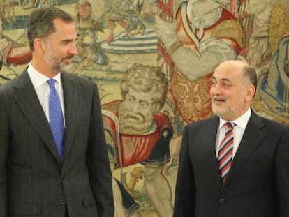 Felipe VI y el presidente del Tribunal Constitucional, Francisco P&eacute;rez de los Cobos, el pasado 21 de julio en el Palacio de la Zarzuela.