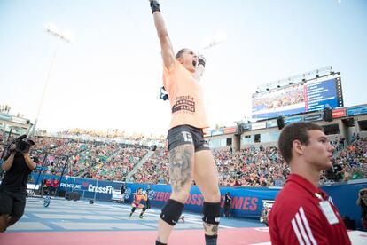 Atleta femenina celebrando la victoria tras la prueba 'triangle couplet'. A esa hora el estadio StubHub Center de los Los Ángeles estaba lleno.