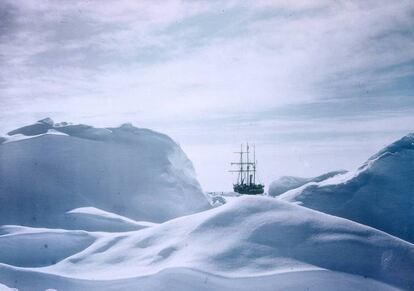 El barco 'Endurance' atrapado en el hielo durante su mítico viaje de expedición a la Antártida.