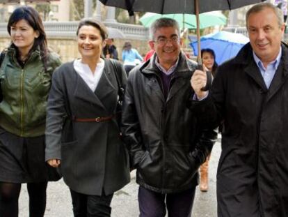 La diputada Laura Seara (segunda por la izquierda), seguida del secretario del PSdeG ourensano, Ra&uacute;l Fern&aacute;ndez, y Pachi V&aacute;zquez, en Ourense.