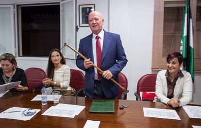 Constitución del Ayuntamiento de Villamena, Granada. Uno de los primeros de España en formarse, ya que se ha producido pocos minutos después de las 12 de la noche. En la imagen, el nuevo alcalde, Francisco García Puga (PSOE).