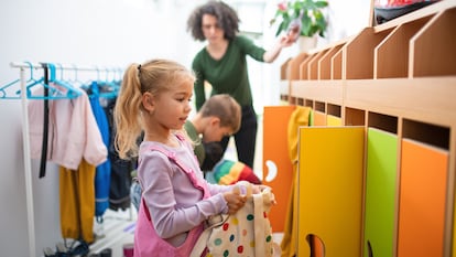 Descubre la mejor manera de marcar la ropa y el material escolar de tus hijos. GETTY IMAGES.