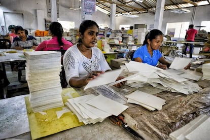 Más de 30 personas trabajan en cadena en la fase de manufacturación, en la que todo se hace a mano hasta obtener el producto final.