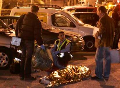 Miembros del Samur y de la Policía Científica junto al cuerpo del hombre asesinado en Madrid.