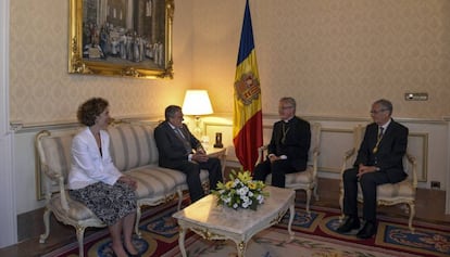 Àngel Ros en un acto como embajador de España con el obispo d'Urgell