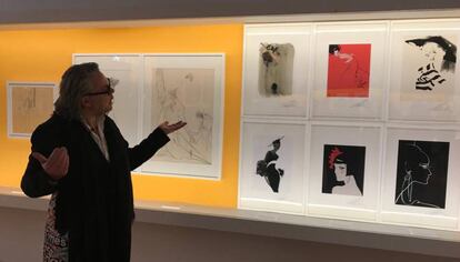 El ilustrador David Downton, ante sus obras expuestas en Fina Estampa.