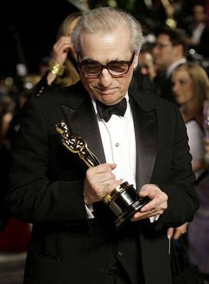 Martin Scorsese, a la izquierda, contempla su Oscar al mejor director por <i>Infiltrados. </i>A la derecha, de arriba abajo, escenas de tres de sus películas: <i>Infiltrados, Taxi driver </i><b>y</b> Uno de los nuestros.