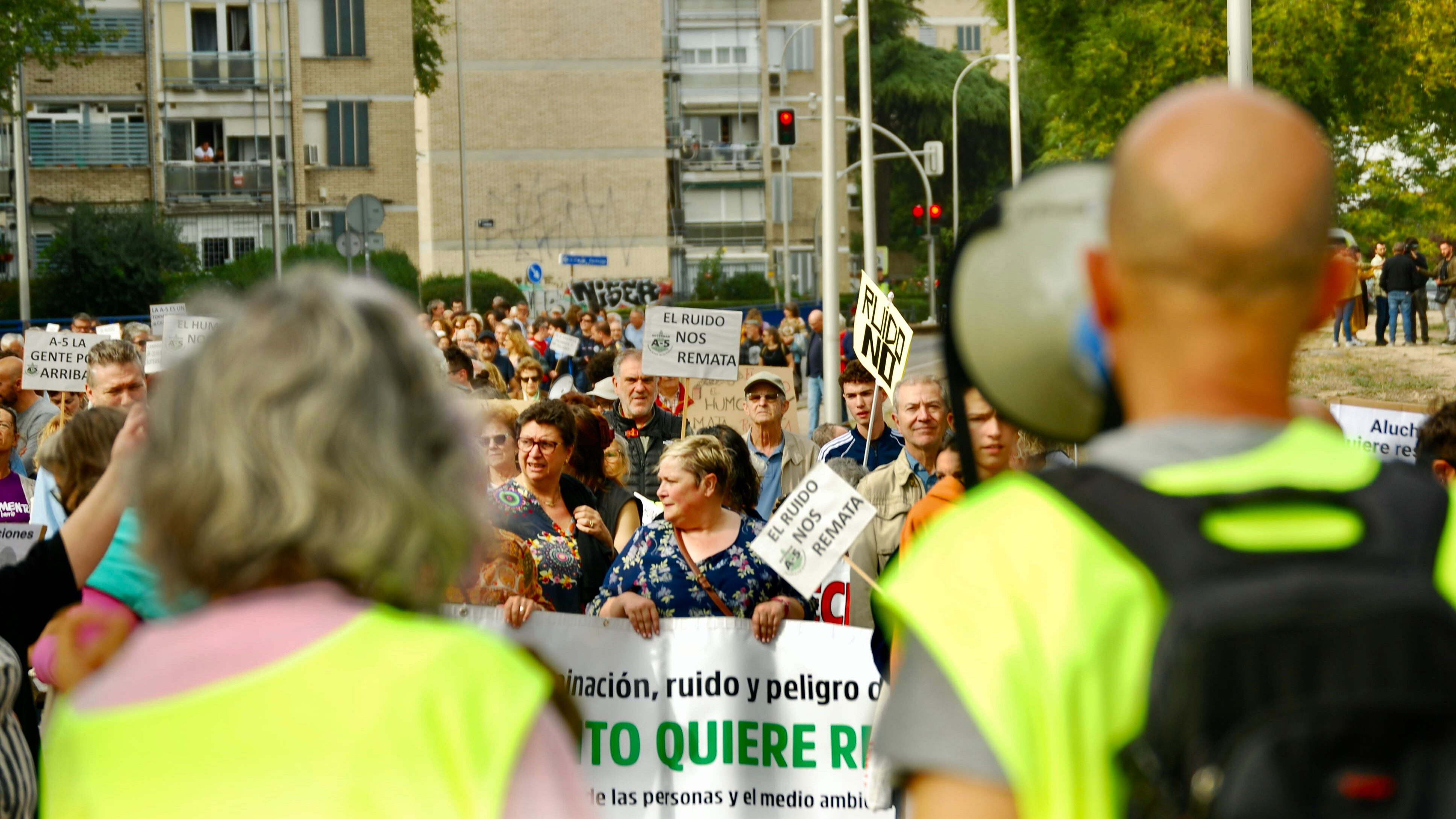 Dos portavoces de la asociación vecinal de Campamento protestan al principio de la manifestación de este domingo, en Madrid.