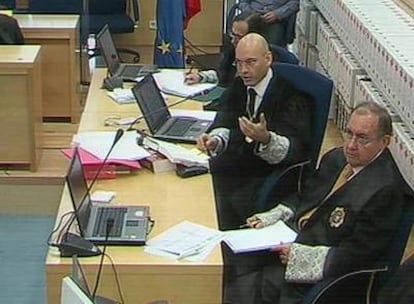 El juez Gómez Bermúdez se dirige a uno de los peritos durante la sesión.